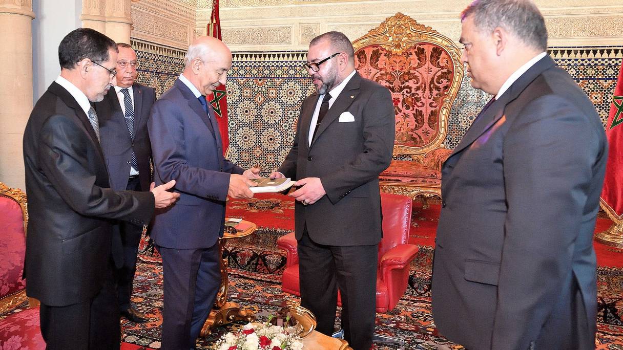 Le roi Mohammed VI au moment de recevoir le rapport de Driss Jettou, le président de la Cour des comptes, le mardi 24 octobre 2017, sur la situation à Al Hoceima.
