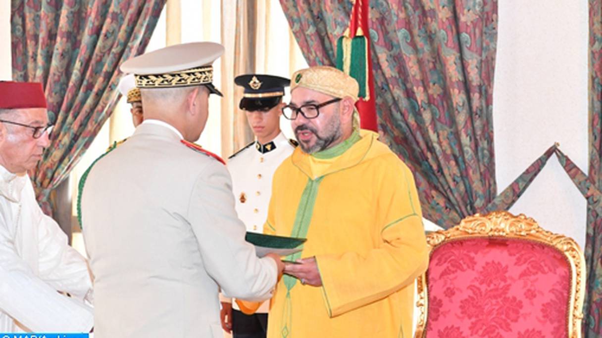 Le Roi Mohammed VI, recevant le message de voeux, de fidélité et de loyalisme, de la famille des Forces armées royales. 
