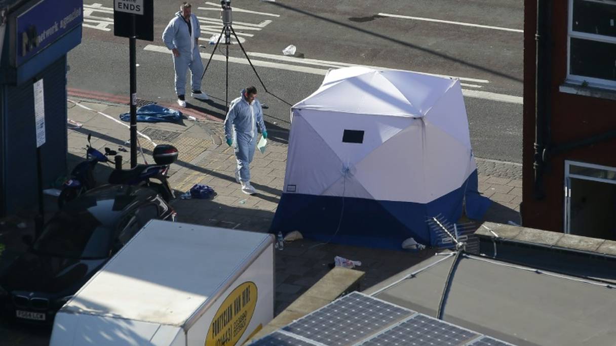 Des membres de la police scientifique sur les lieux d'une attaque contre des piétons fauchés par un véhicule, le 19 juin 2017 à Londres.
