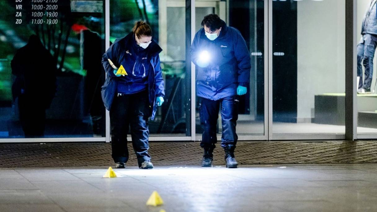 Des policiers recherchent des indices sur les lieux de l'attaque au couteau dans une rue commerçante de La Haye, le 29 novembre 2019.
