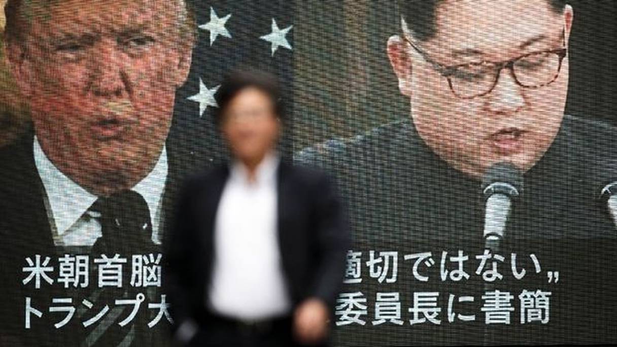 Les images du président américain Donald Trump et du leader nord-coréen Kim Jong-Un sur un écran géant dans une rue de Tokyo, le 25 mai 2018 au Japon.
