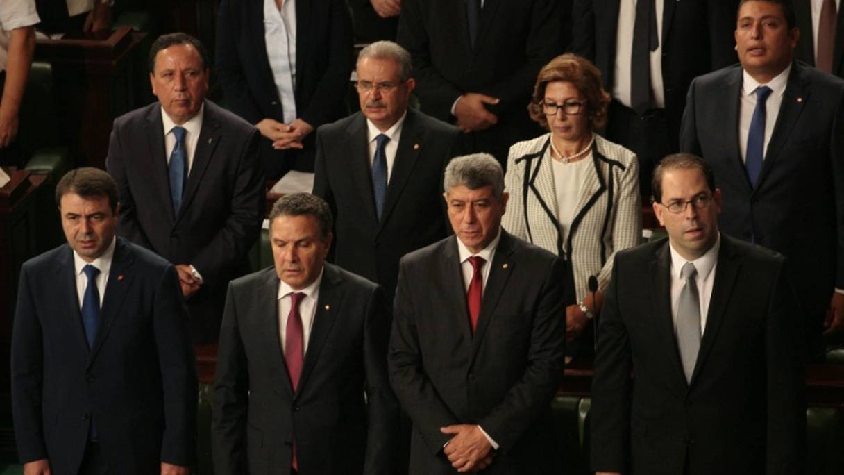 Le Premier ministre désigné Youssef Chahed (premier rang à droite) et plusieurs ministres du gouvernement au Parlement à Tunis, le 26 août 2016.
