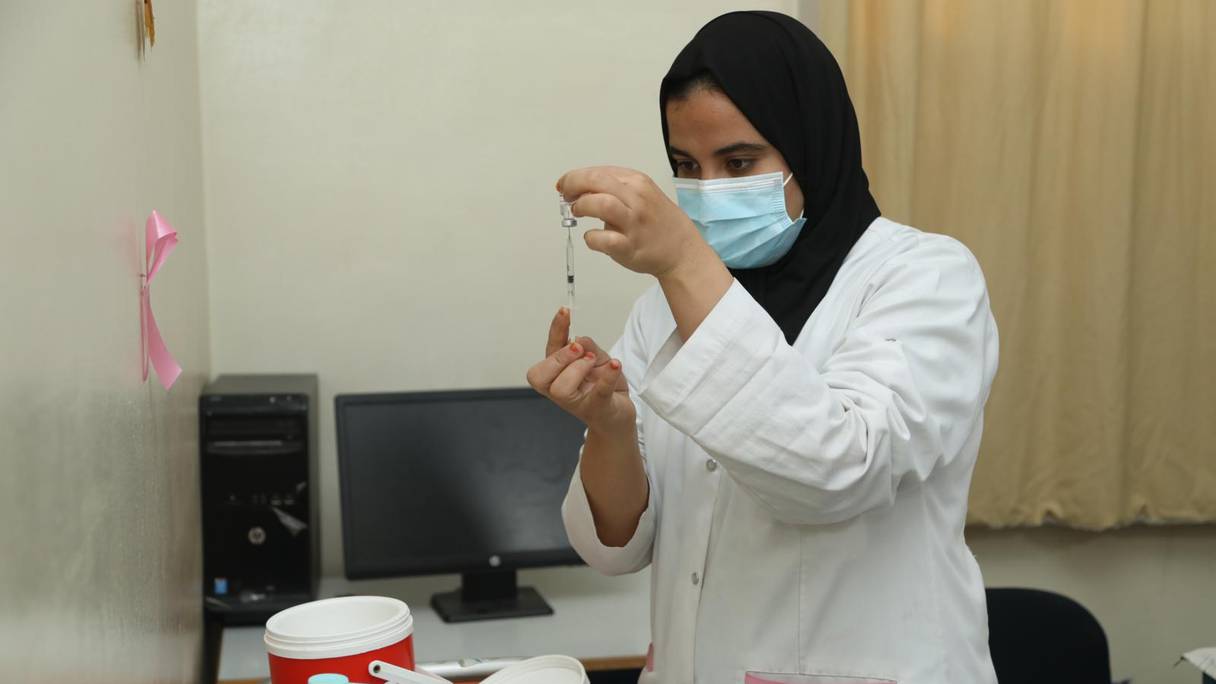 Une infirmière prépare une dose de vaccin anti-coronavirus, dans un centre de vaccination à Marrakech, le 31 décembre 2021.

