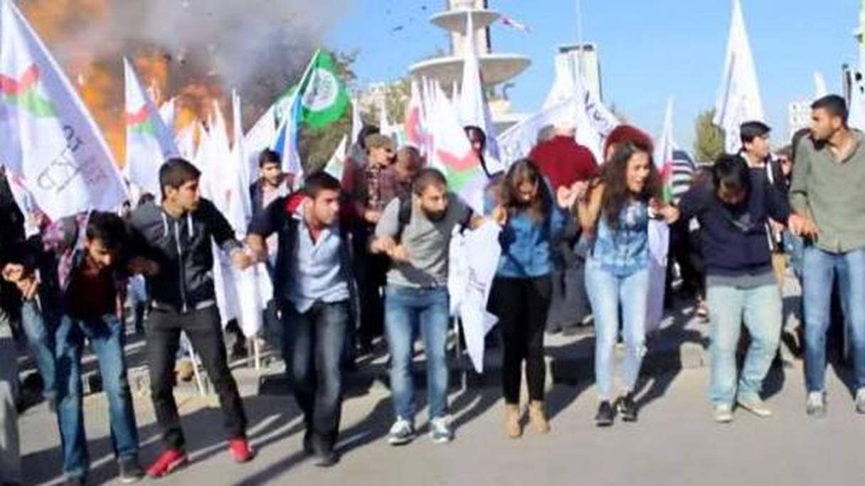 Des étudiants prokurdes dansent pour la paix juste avant l'explosion des bombes.

