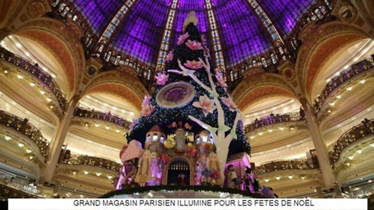 Grand magasin parisien illuminé pour les fêtes de Noël
