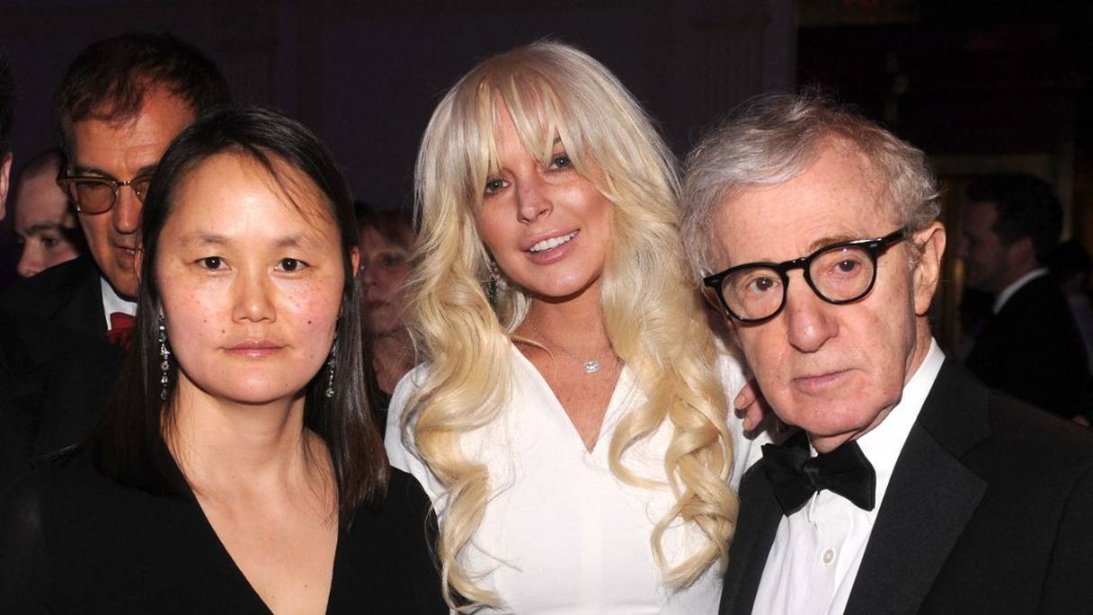 Lindsay Lohan (au centre) et Soon-Yi Previn, qui fut la fille adoptive de Mia Farrow, est aujourd'hui l'épouse de Woody Allen (à droite), assistent au gala de l'amfAR New York, le 7 février 2012, pour le coup d'envoi de la Fashion Week automne 2012 au Cipriani Wall Street à New York. 

