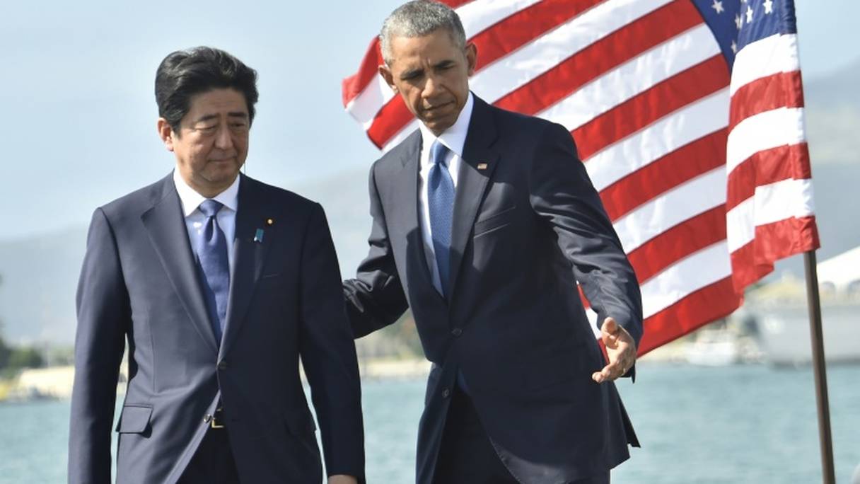 Le Premier ministre japonais et le président américain ont rejoint le 27 décembre 2016, par bateau, le mémorial USS Arizona.
