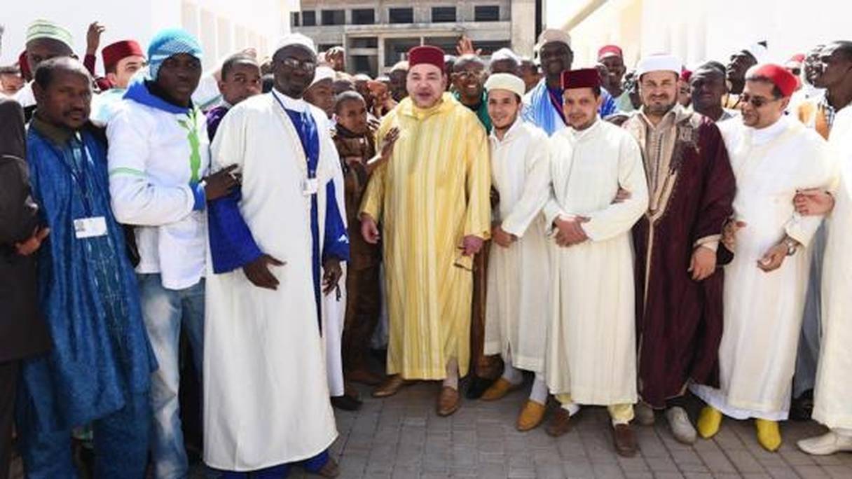 Mohammed VI avec des imams en formation de différentes nationalités à Rabat.
