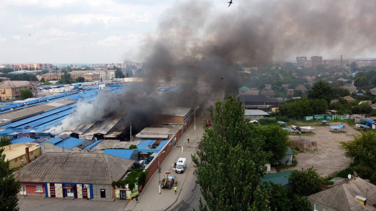De la fumée s'élève du marché central de Sloviansk, au nord de Kramatosk, le 5 juillet 2022, après une attaque de missile présumée, au cours de l'invasion russe de l'Ukraine (vue aérienne).

