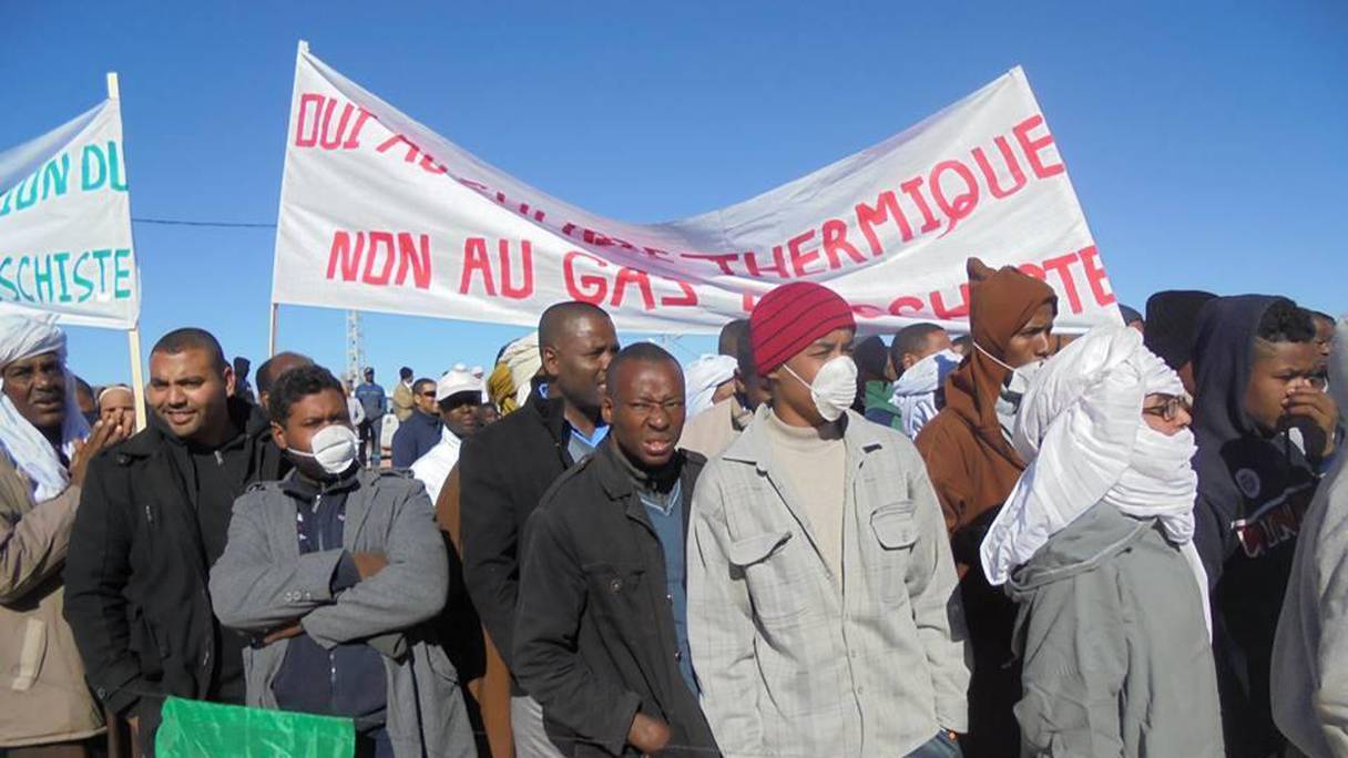 Des habitants d'Aïn Saleh, à Tamanrasset, protestant contre l'exploitation du gaz de schiste. 
