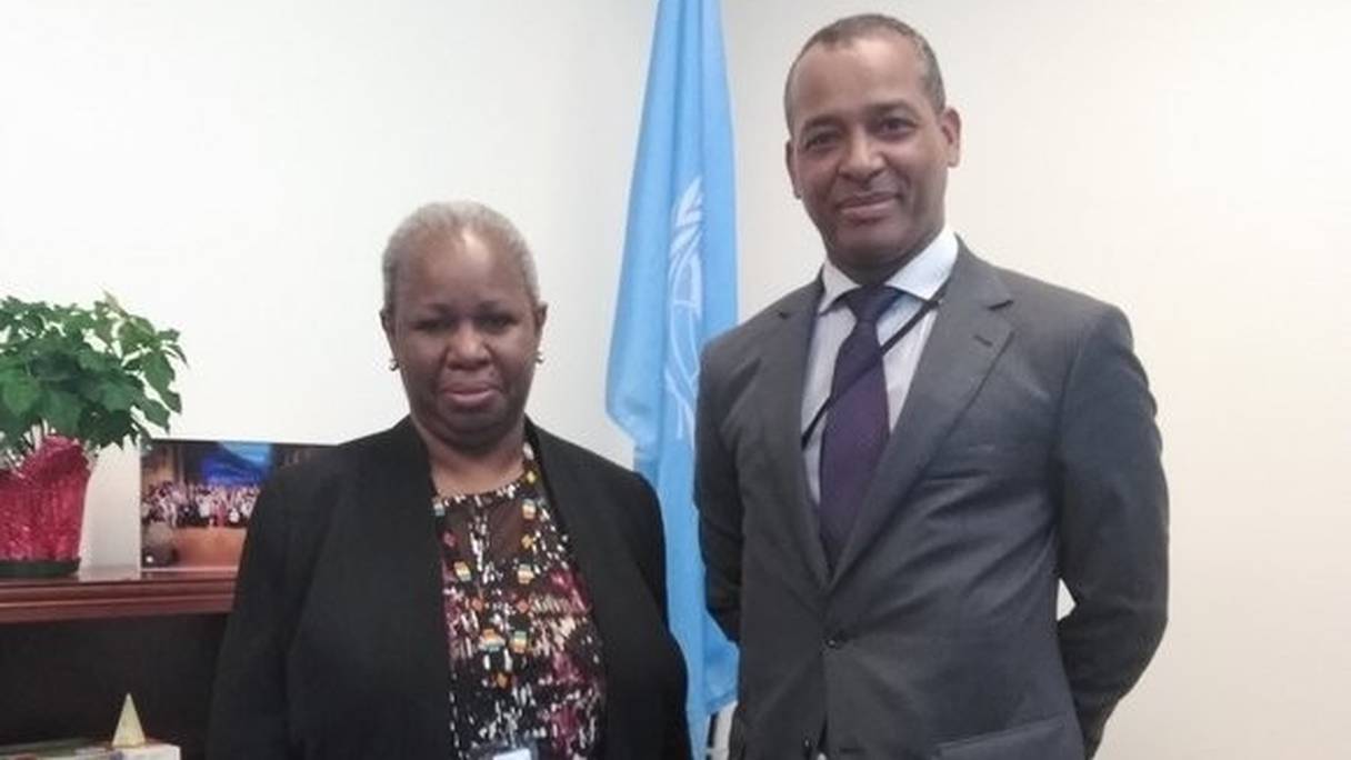 Le représentant de "la république des selfies", Sidi Mohamed Omar, s'affichant à New York aux côtés de la sous-secrétaire générale des Nations Unies pour l’Afrique en charge des opérations de maintien de la paix, Bintou Keita. 
