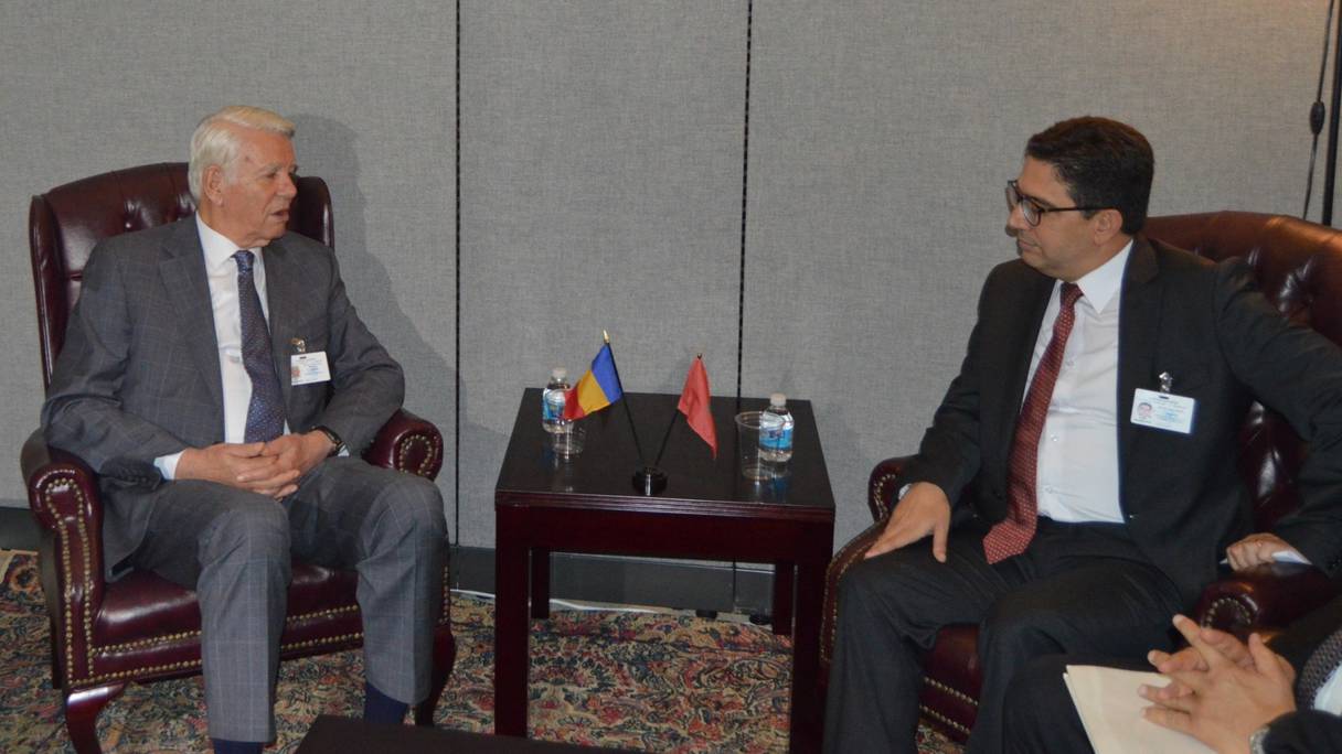 Le ministre des Affaires étrangères de la Roumanie, Teodor Meleșcanu, avec son homologue marocain, Nasser Bourita.
