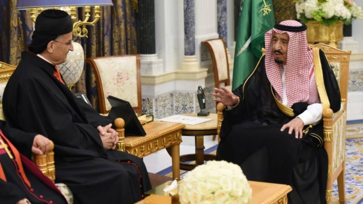 Le patriarche maronite libanais Bechara Rai rencontre le roi Salmane d'Arabie saoudite lors de sa visite à Riyad, le 14 novembre 2017.
