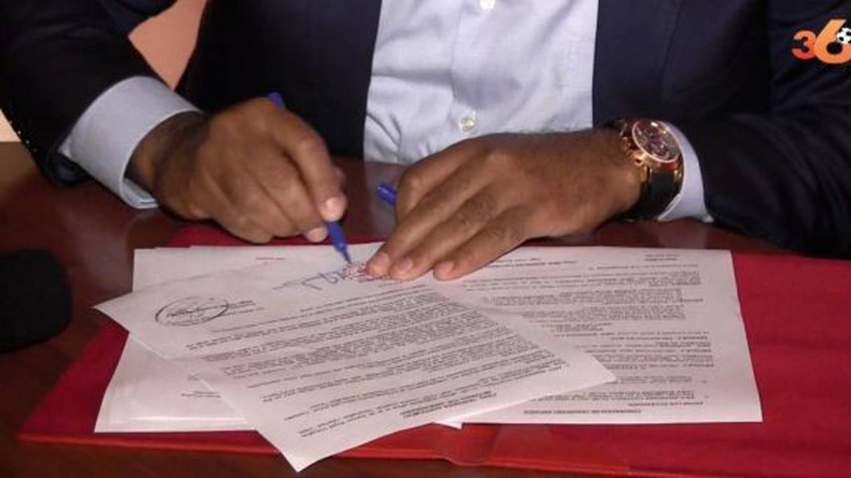 Signature d'un contrat de joueur de la Botola.
