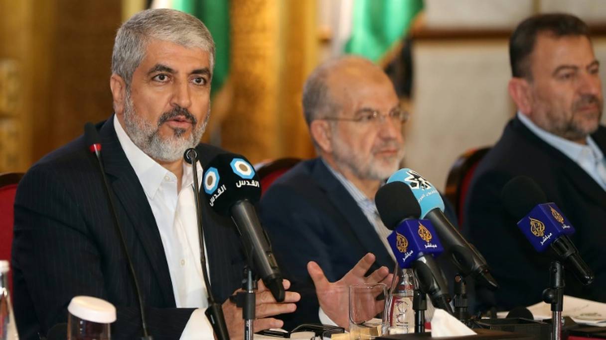 Le chef du Hamas Khaled Mechaal (g), le 1er mai 2017 à Doha.
