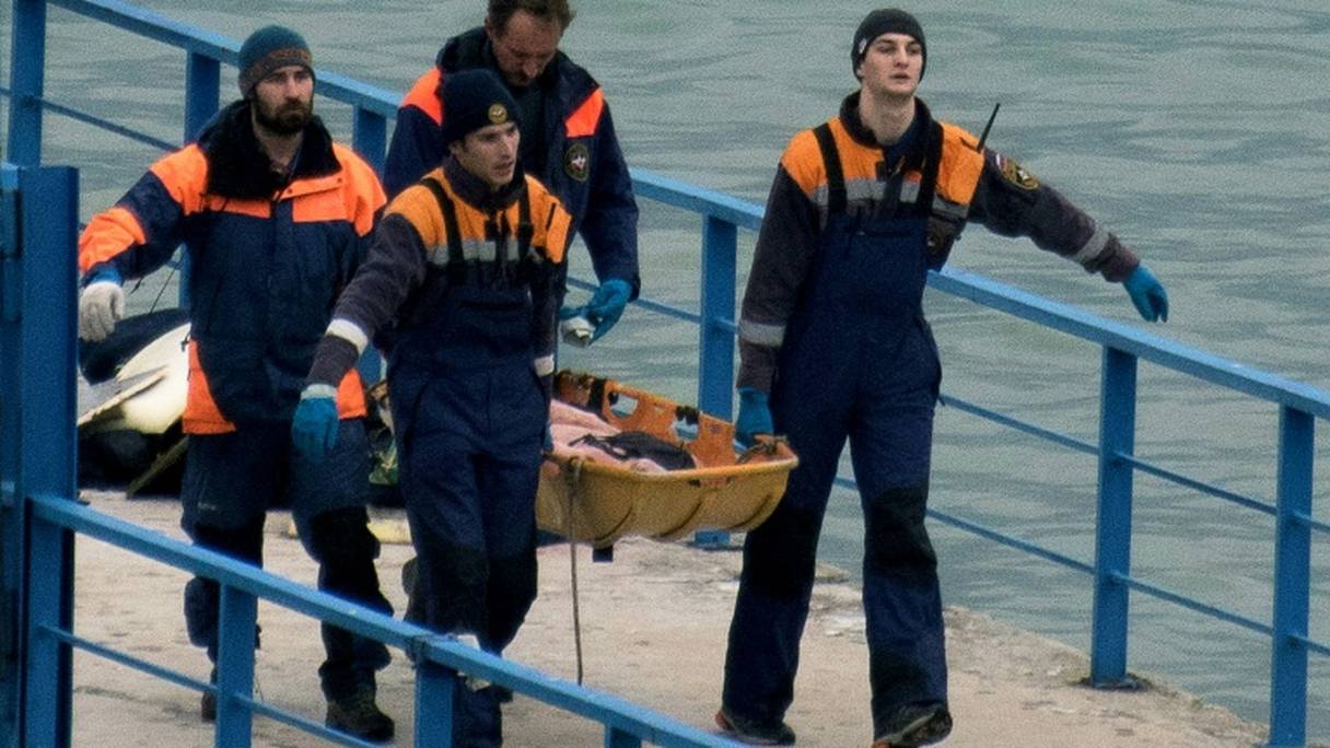 Le corps d'une victime du crash du Tupolev Tu-154 en mer Noire, repêché par les secours au large de Sotchi.

