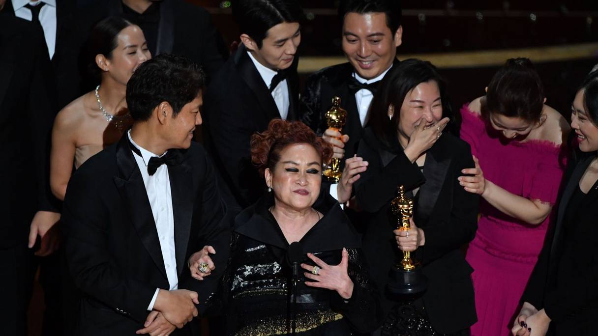 L'équipe de «Parasite», le film sud-coréen qui entre dans la légende des Oscars.

