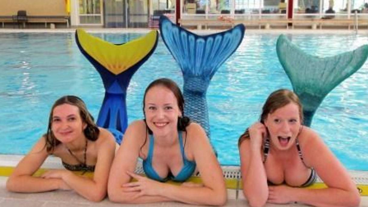 Des femmes à la peau couverte d'écailles dans les piscines néerlandaises.
