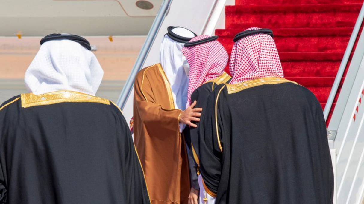L'Emir du Qatar accueilli, ce mardi 5 janvier, par MBS, à son arrivée en Arabie Saoudite.
