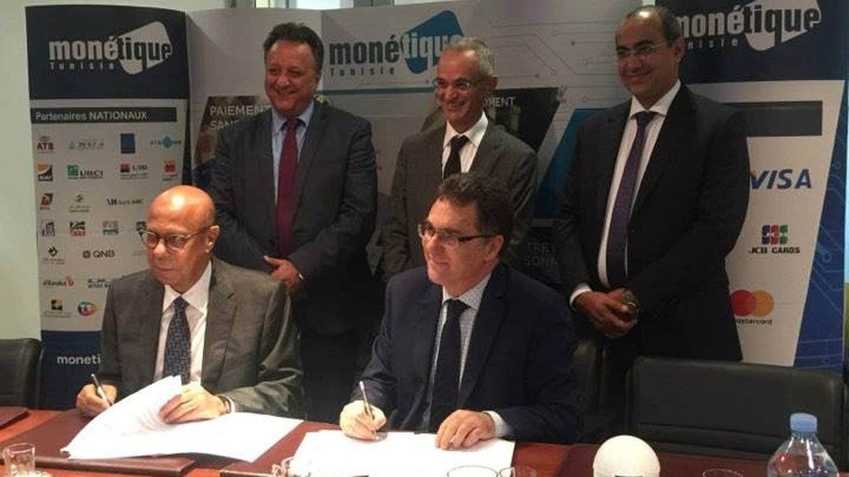 Mohamed Horani (à gauche) lors la signature du nouveau contrat de HPS en Tunisie.  
