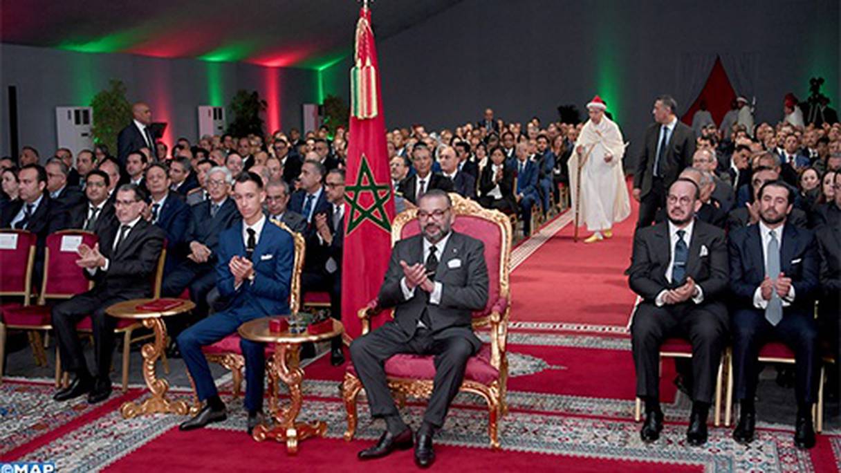 Le Roi Mohammed VI, accompagné de Son Altesse Royale le Prince Héritier Moulay El Hassan, lors de la cérémonie de lancement du Programme de développement urbain d’Agadir (2020-2024).
