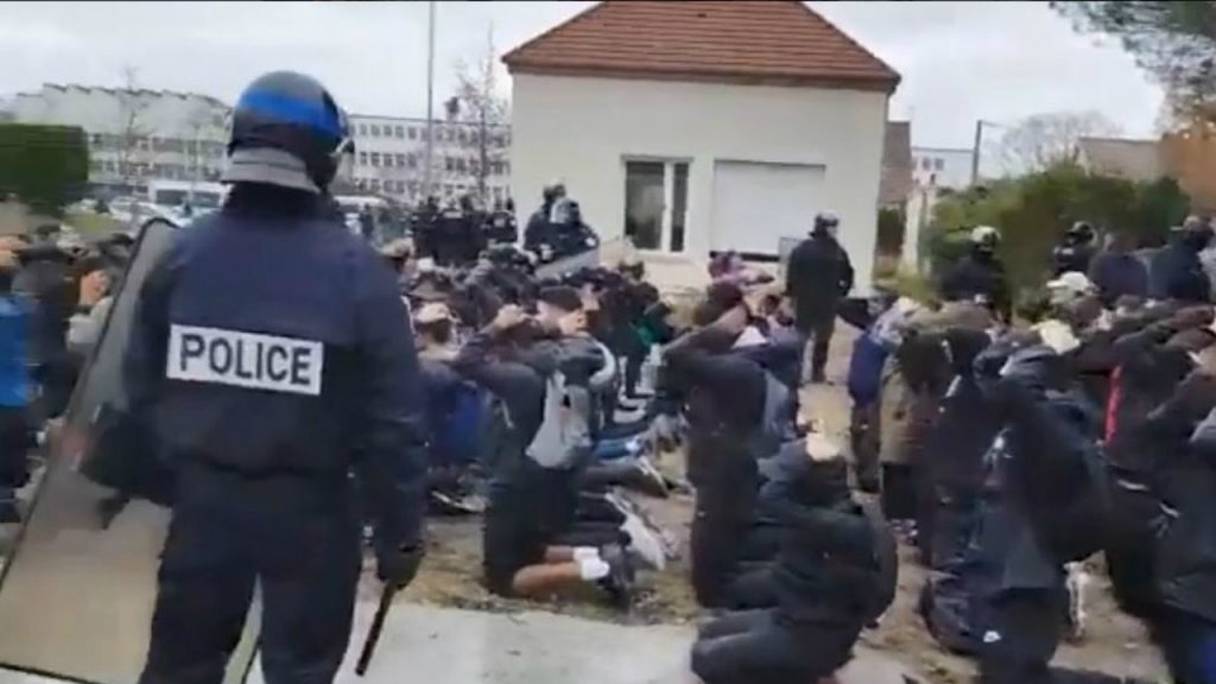 Les images de l'arrestation musclée, hier, de 150 lycéens à Mantes-la-Jolie, dans la banlieue de Paris, a suscité un véritable tollé. 
