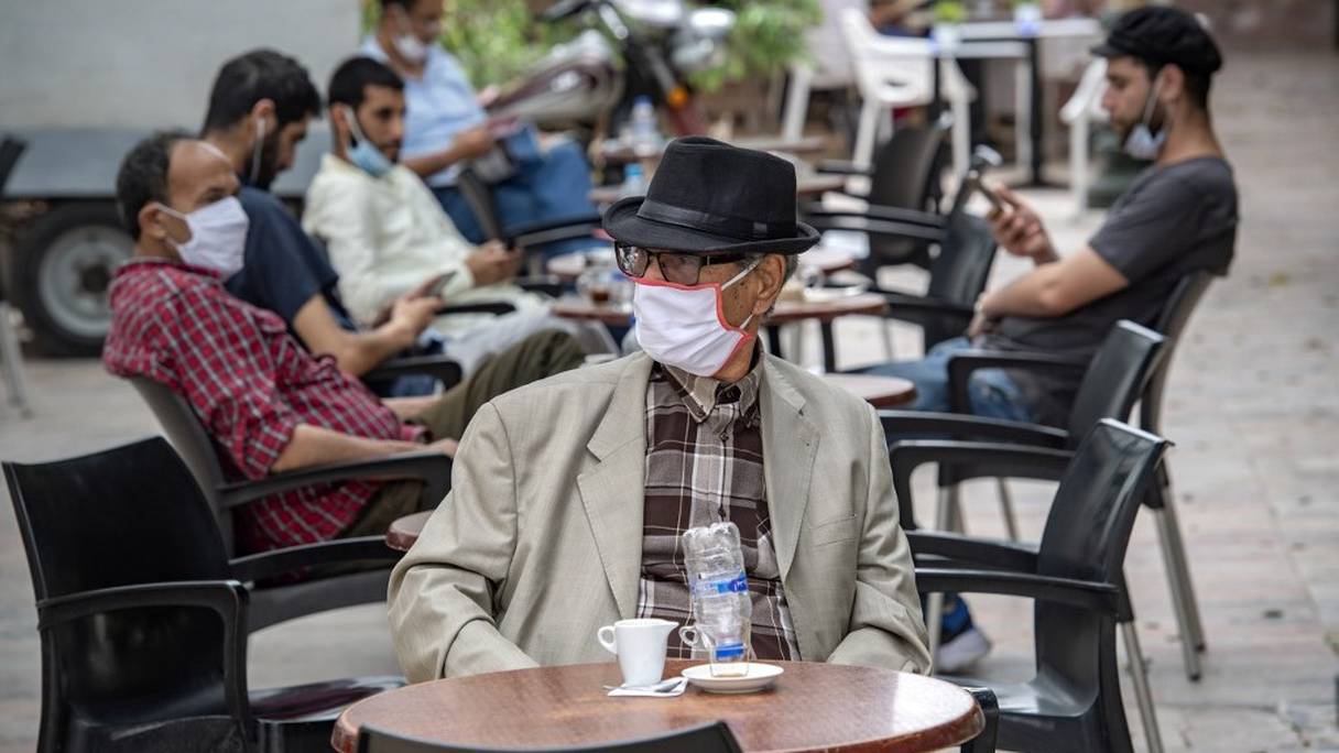 Un instant de détente sur une terrasse de café à Rabat après la levée partielle de l'état d'urgence sanitaire.

