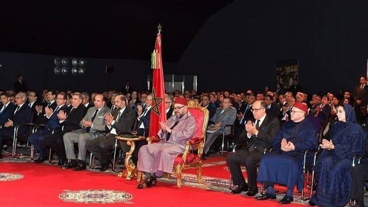 Au milieu, le roi Mohammed VI.
