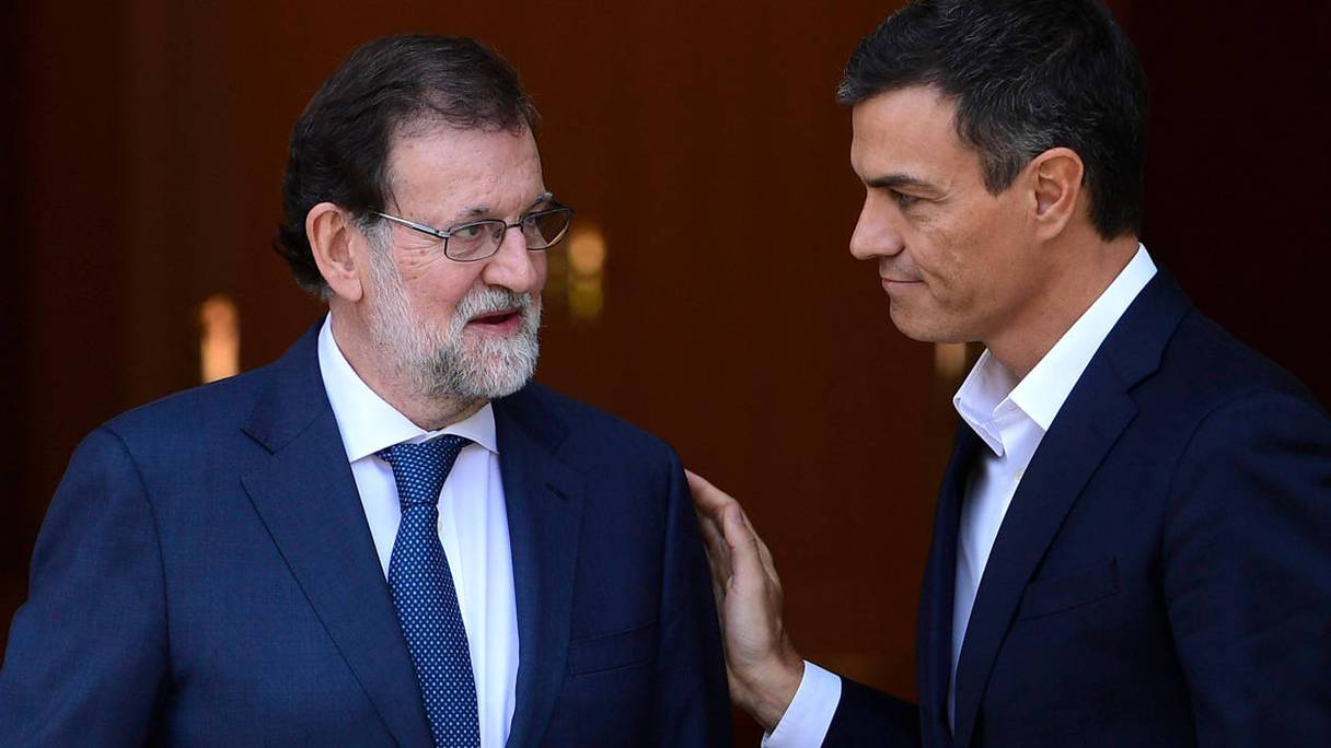 Le conservateur Mariano Rajoy accueille le socialiste Pedro Sanchez au Parlement espagnol.
