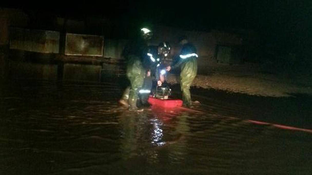 Les services de secours algériens sont arrivés à 3H17 de ce samedi 17 octobre. Trop tard pour sauver une population sinistrée.
