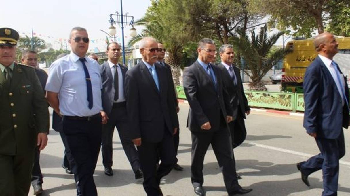 Le soi-disant "président" de la prétendue "rasd", accompagné du wali de Boumerdès, à son arrivée mercredi 7 août à "l'université des cadres du polisario". 
