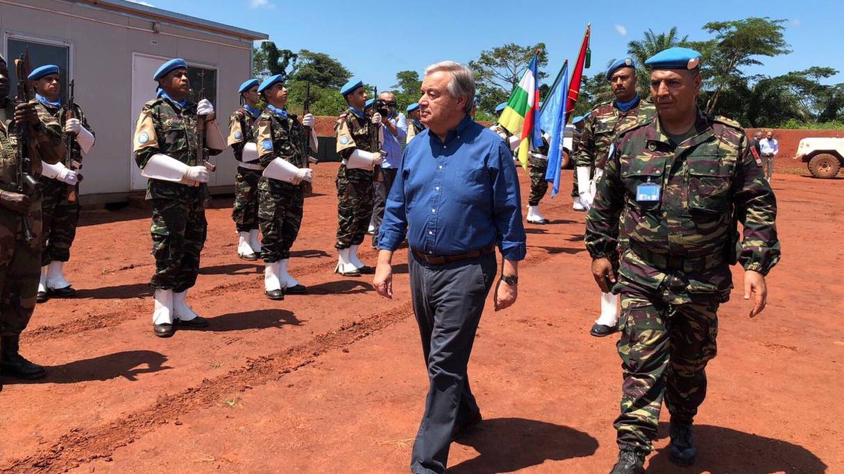 Le SG de l'ONU, Antonio Guterres, rendant visite au Contingent des Forces armées royales, en Centrafrique.
