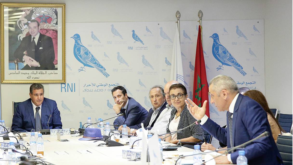 Lors de la réunion d'intégration de Mohamed Benchaâboun (2e à gauche) en tant que membre du bureau politique du RNI à Rabat, le mardi 28 août 2018.
