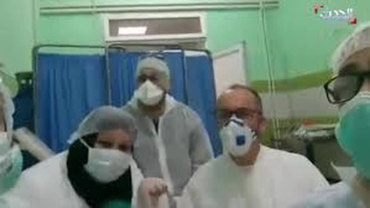 Des médecins algériens dans un hôpital de la wilaya de Skikda chantent contre le coronavirus.
