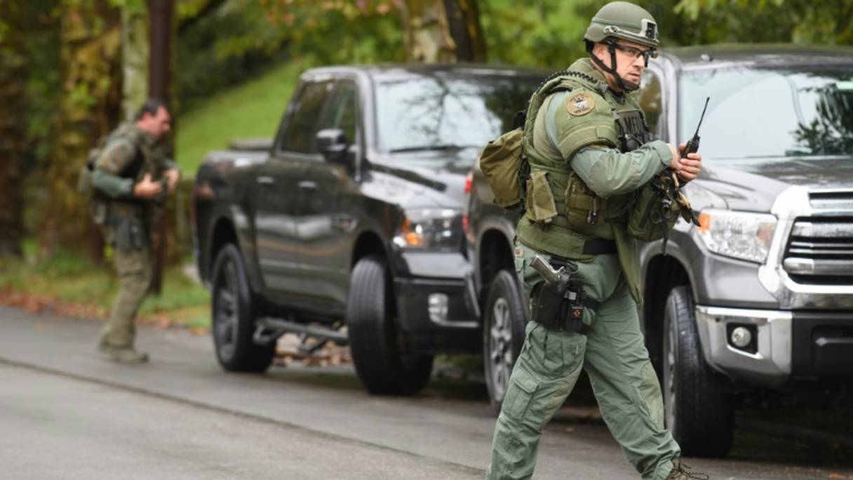 Les forces de l'ordre déployées à Pittsburgh en Pennsylvanie où une fusillade a eu lieu dans une synagogue, le 27 octobre 2018.
