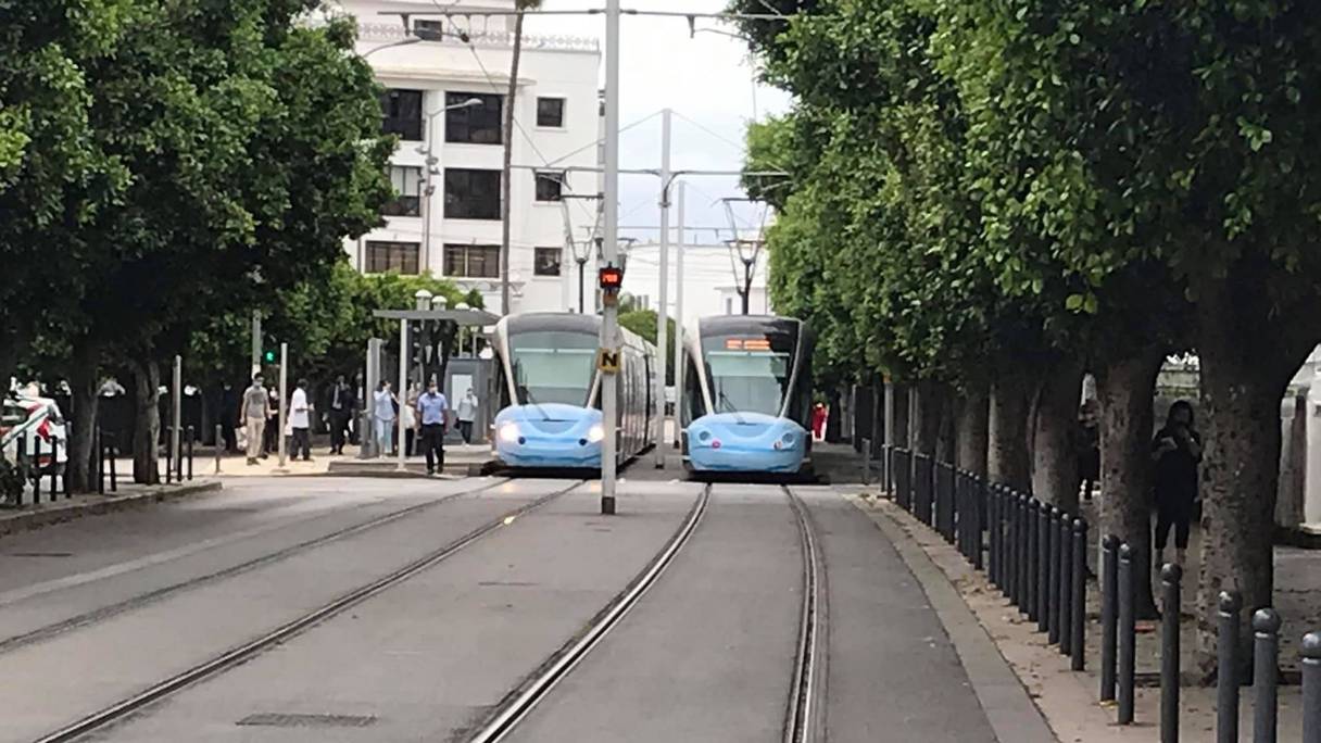 Pour sensibiliser les usagers aux mesures de protection, les tramways de Rabat portent un masque peint sur la carrosserie à l'avant de la rame.
