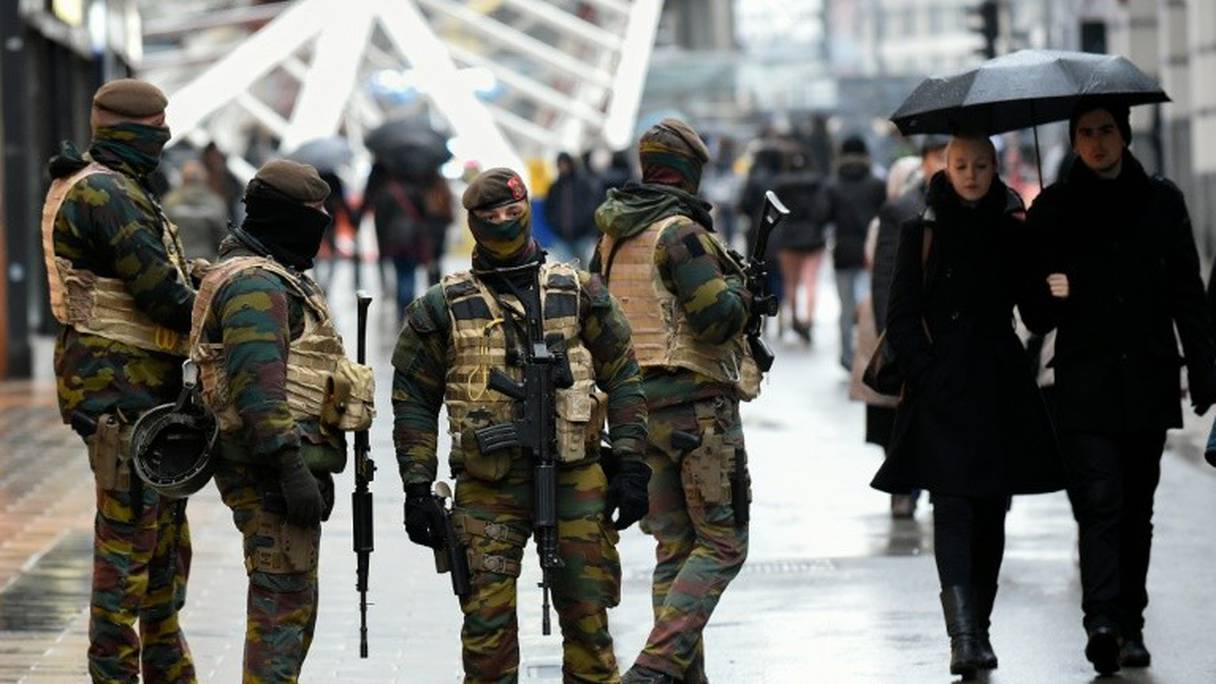 Des soldats patrouillent dans une rue commerçante de Bruxelles le 21 novembre 2015.
