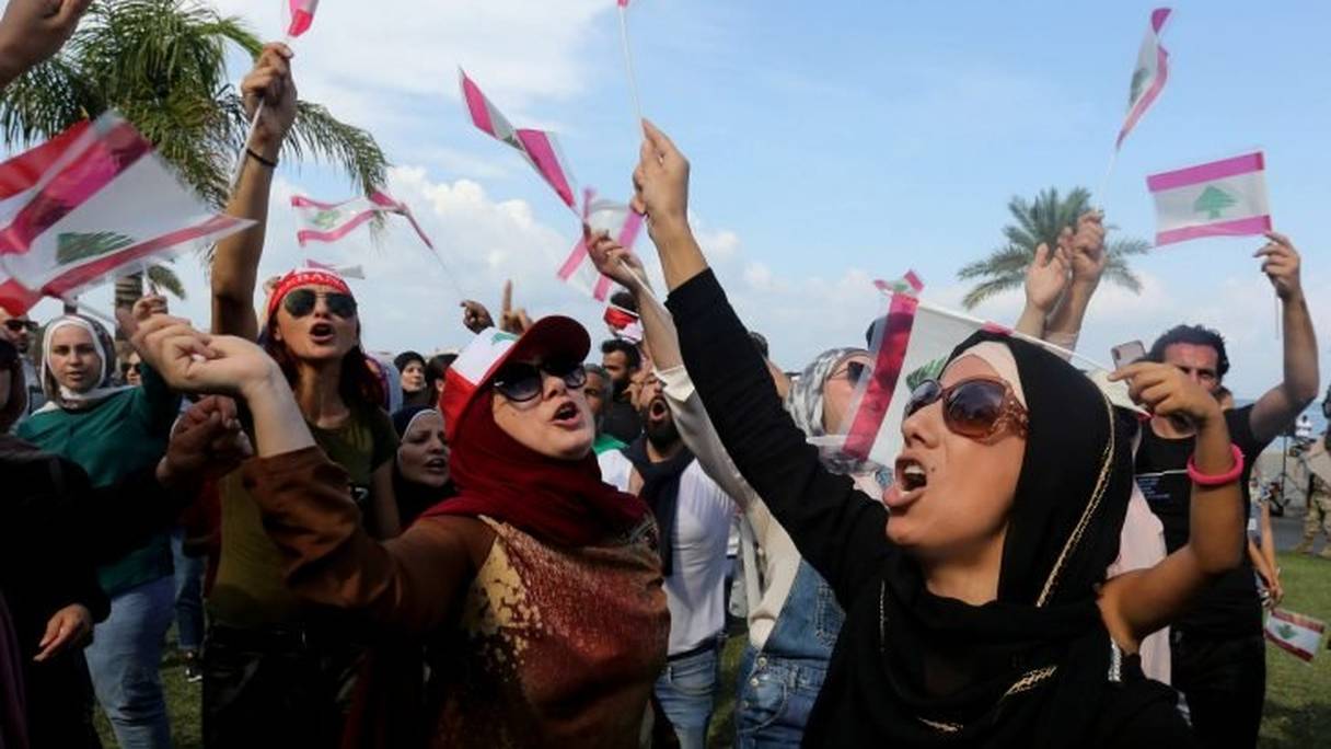 Des Libanais manifestent contre la classe politique accusée de corruption et de népotisme.
