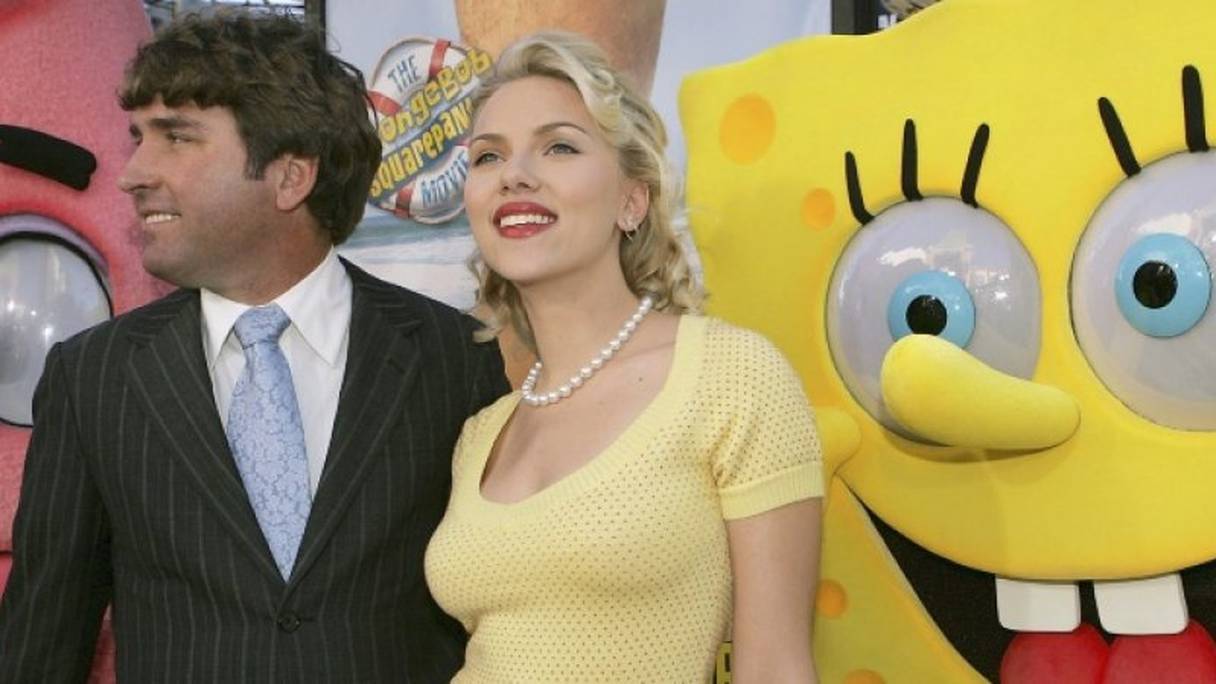 Stephen Hillenburg, créateur de Bob l'éponge, avec l'actrice Scarlett Johansson, à Los Angeles (Californie) le 14 novembre 2004.
