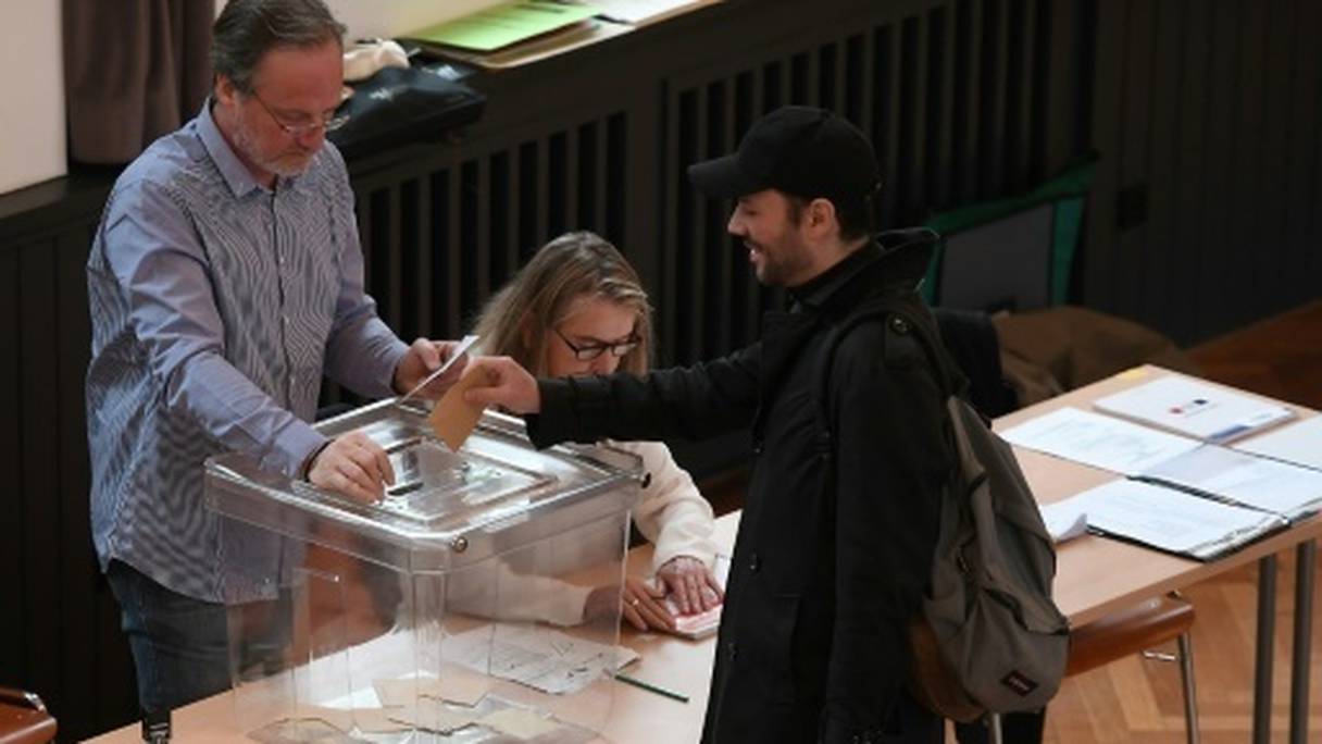Les premiers électeurs se présentent dans les bureaux de vote ce dimanche. 
