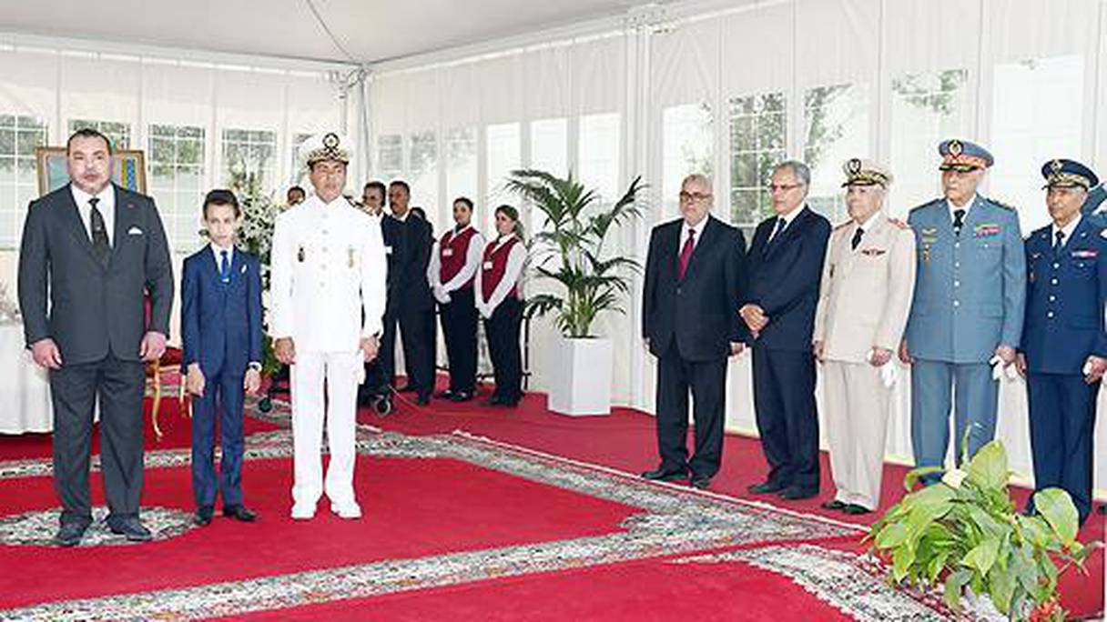 Le roi Mohammed VI, chef suprême et chef d'état-major général des Forces armées royales, entoure de sa haute sollicitude la famille du défunt pilote Yassine Bahti. 
