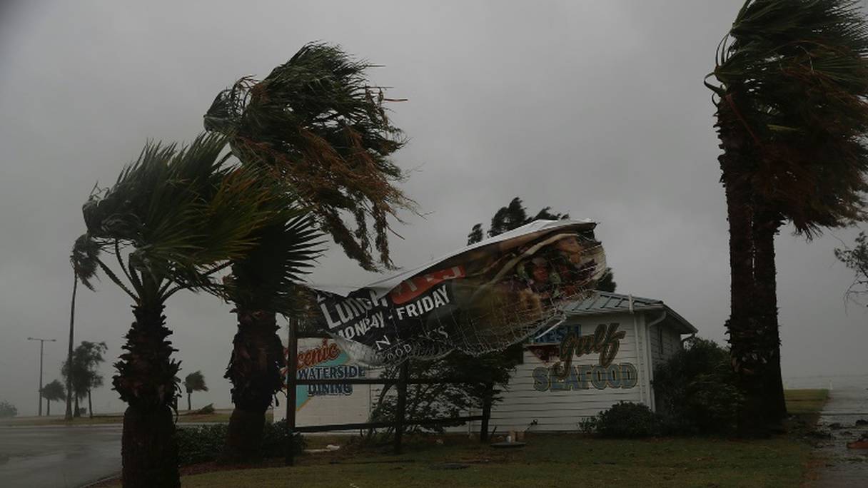 Un panneau déformé par le vent de l'ouragan Harvey à Corpus Christi le 25 août 2017.
