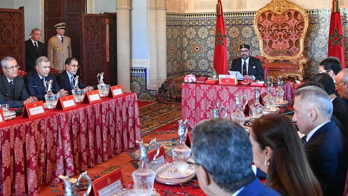 Conseil des ministres, présidé par le roi Mohammed VI, dans la salle du Trône du Palais royal de Rabat, le 9 octobre 2019. 
