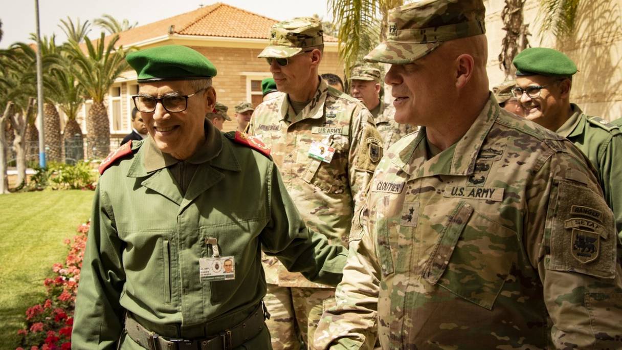 Le général de corps d'armée, commandant de la Zone Sud, avec le commandant des forces terrestres du commandement US pour l'Afrique (Africom). 
