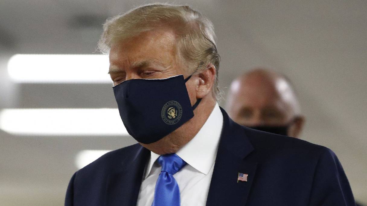 Le président Trump portant un masque.
