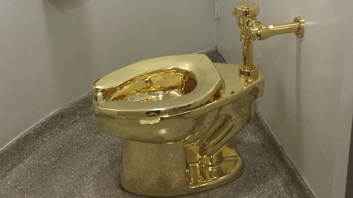 Ces toilettes en or sont une œuvre de l'artiste Maurizio Cattelan, intitulée "América".
