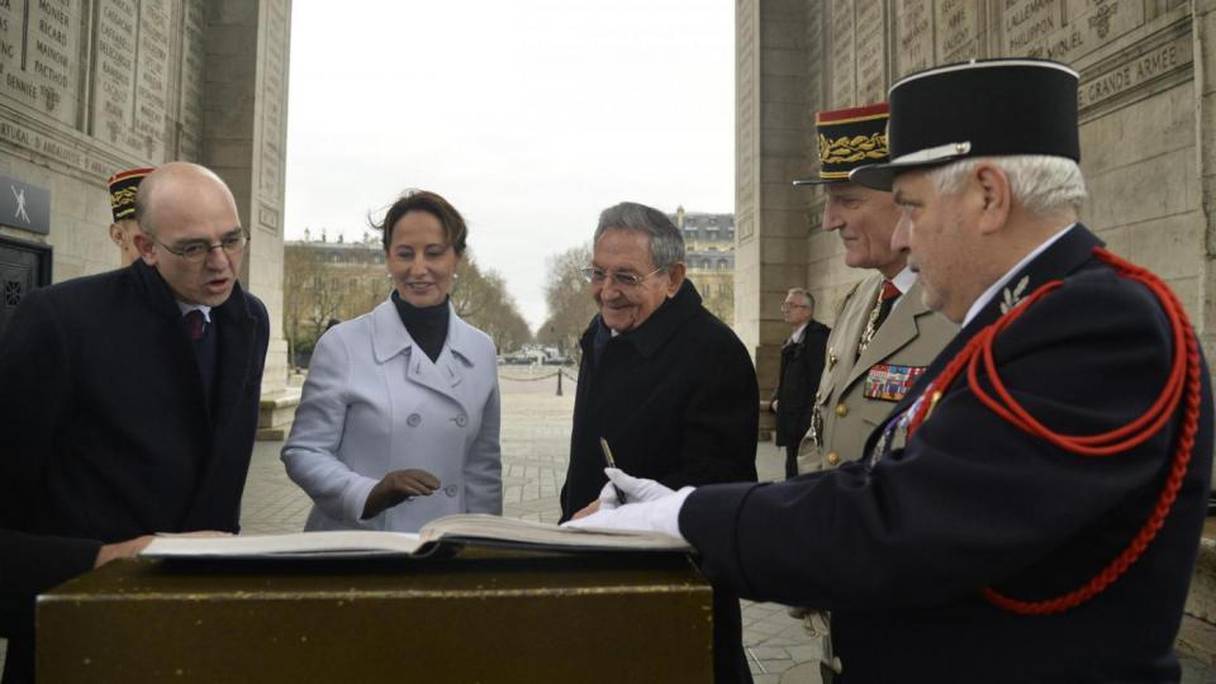 Lundi dernier, le président cubain Raul Castro a été accueilli sous l'Arc de Triomphe par la ministre de l'Écologie Ségolène Royal, numéro trois du gouvernement.

