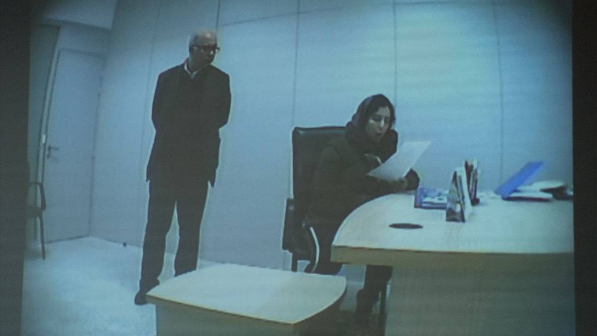 Afaf Bernani au moment de lire et de cautionner les propos dans lesquels elle accuse Taoufik Bouachrine de harcèlement.
