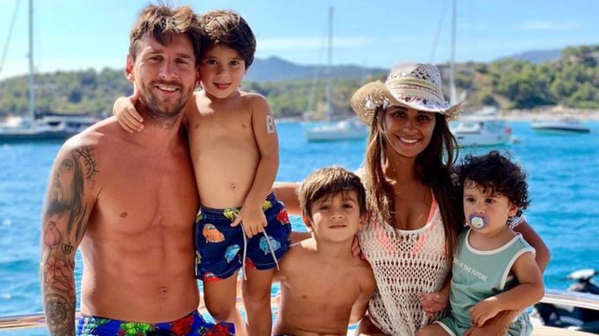Lionel Messi entouré de sa femme, Antonella Roccuzzo et de leurs trois enfants.
