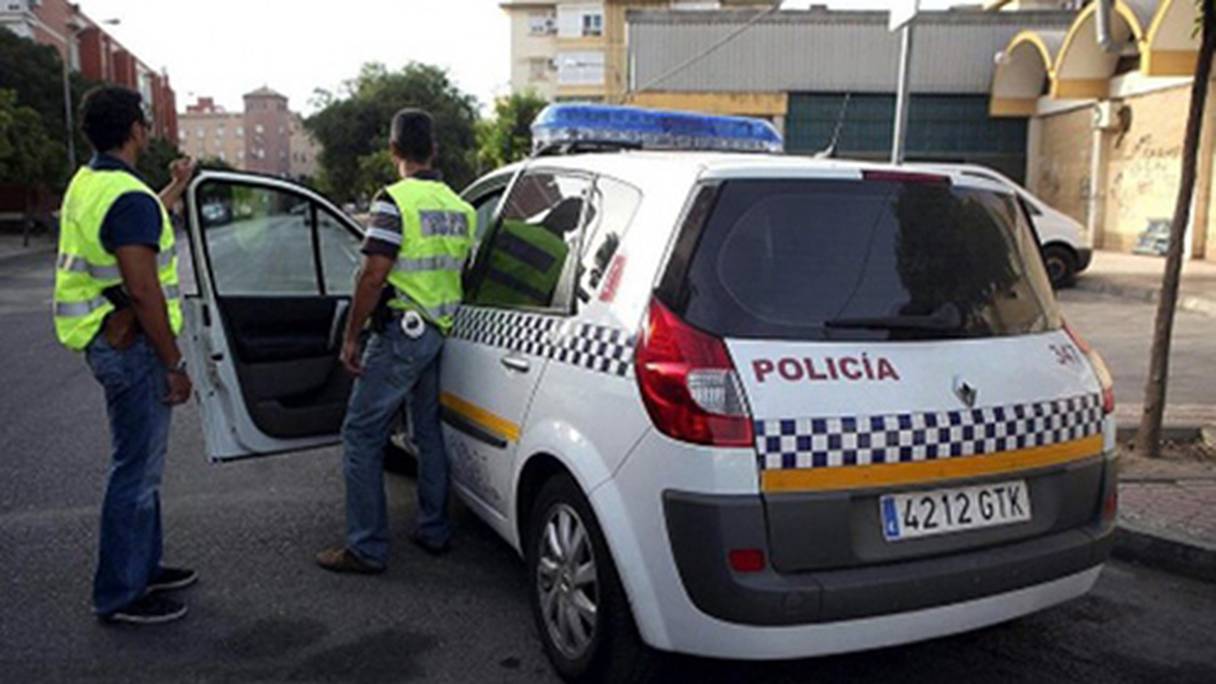 Deux agents de la police espagnole à Cadix. 
